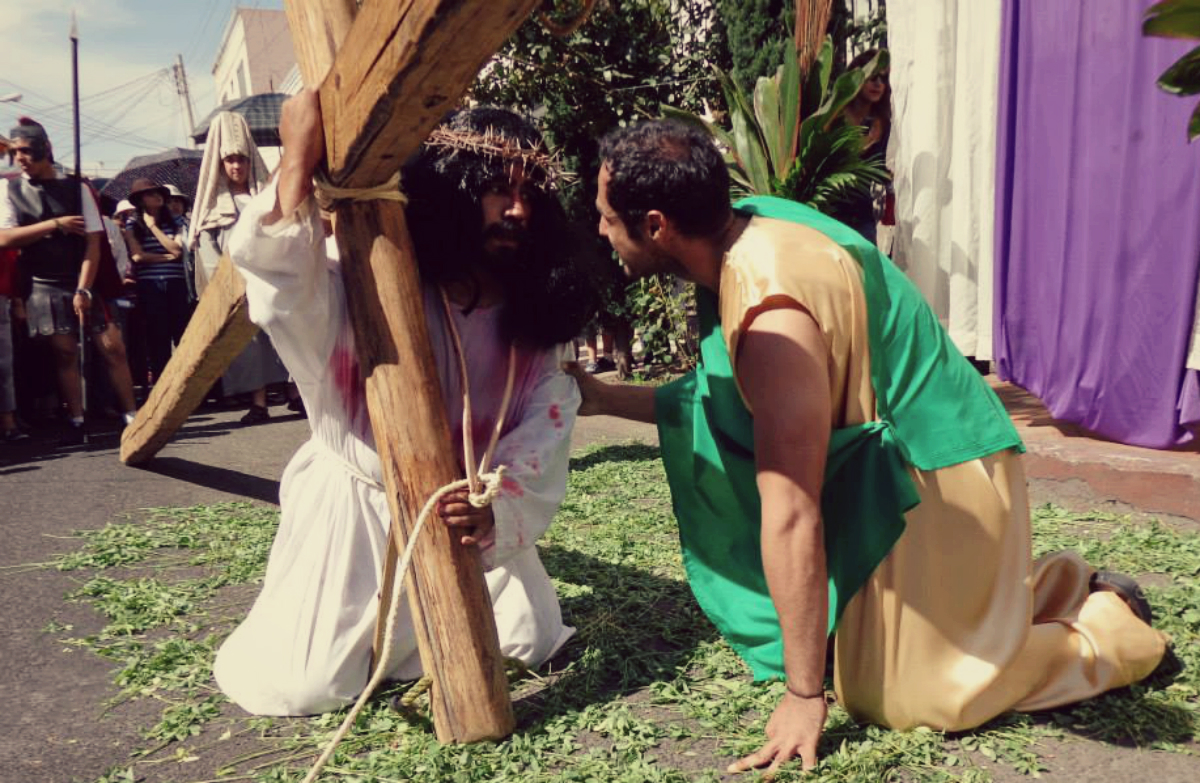 Manuel Covarrubias interpretando a Cristo en una de las caídas rumbo al Calvario
