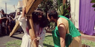 Mexicaltzingo, la vía dolorosa de un Cristo tapatío Manuel Covarrubias interpretando a Cristo en una de las caídas rumbo al Calvario