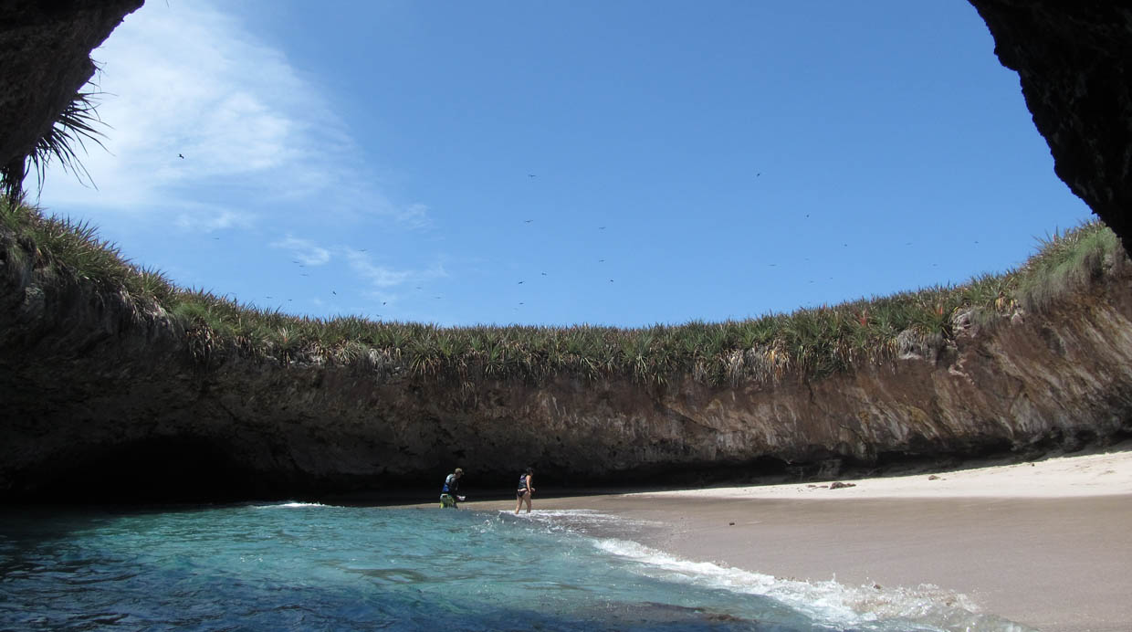 La Playa del Amor en Islas Marietas fue cerrada al turismo tras el deterioro de los arrecifes de coral del lugar.
