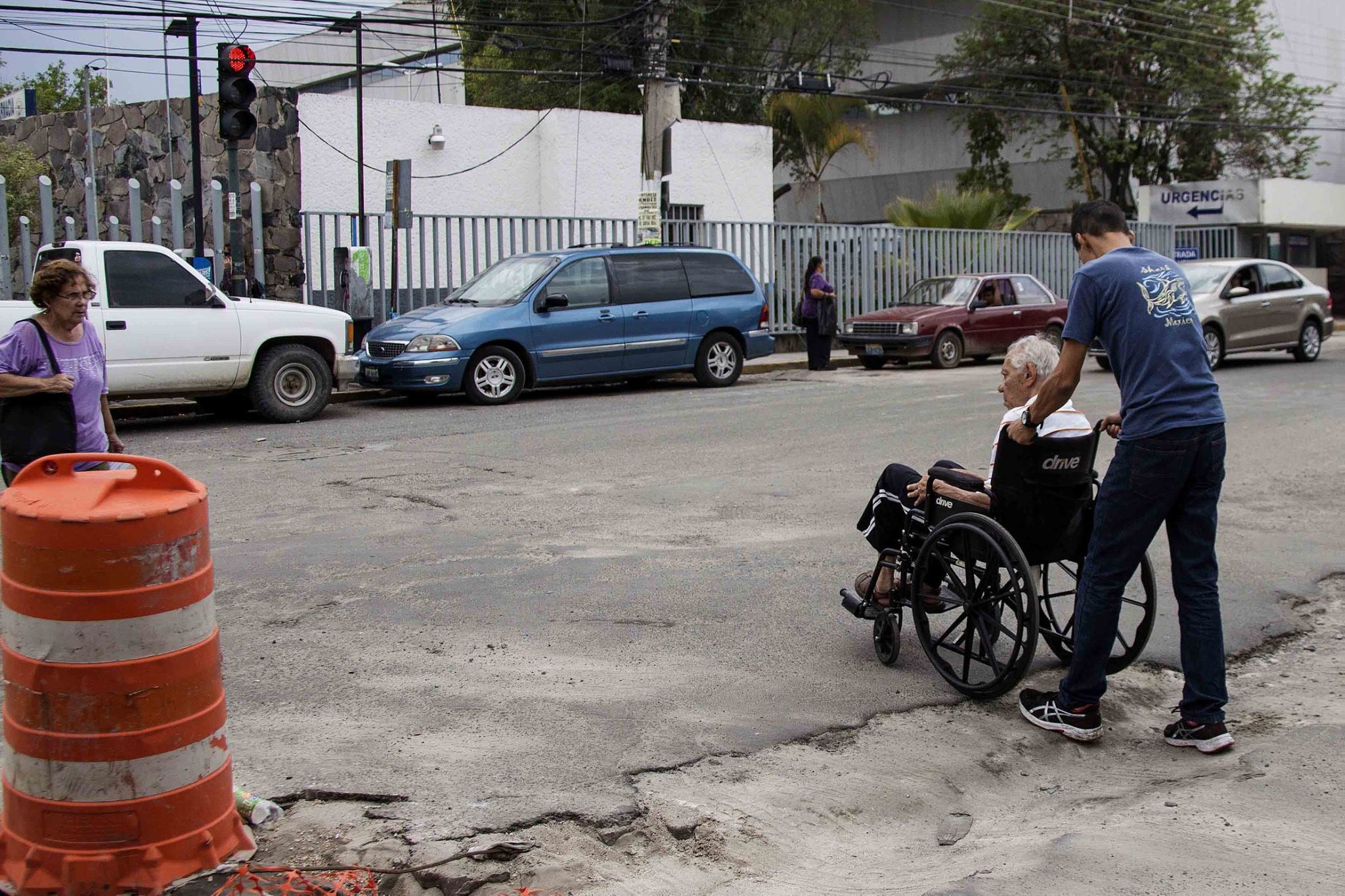 Adultos mayores frente a la falta de infraestructura para la movilidad peatonal