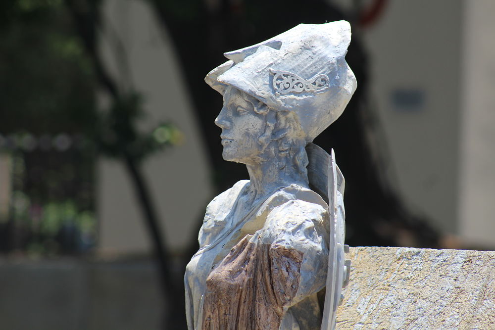 Arte urbano. Ambas estatuas se encuentran ubicadas en la avenida Dr. R. Michel. Fotografía: Iván Serrano Jauregui