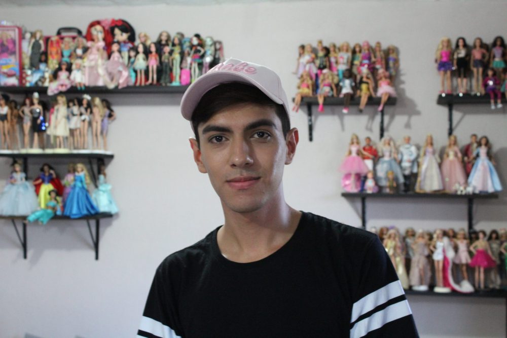 Jesús Medina, diseñador de modas de muñecas, en Villa Guerrero